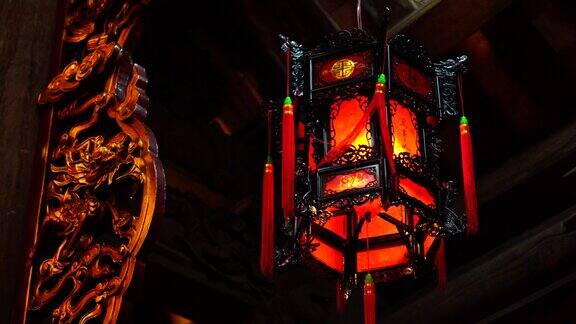在越南岘港市附近的一座佛教寺庙里中国红灯笼在旋转