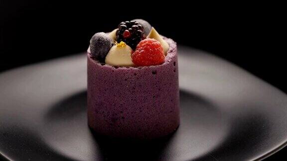 紫莓慕斯蛋糕配黑莓和覆盆子