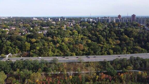 多伦多唐谷公园路(DVP)秋天的鸟瞰图