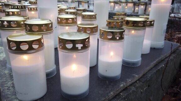 芬兰拉彭兰塔-2022年5月11日:墓地上的蜡烛