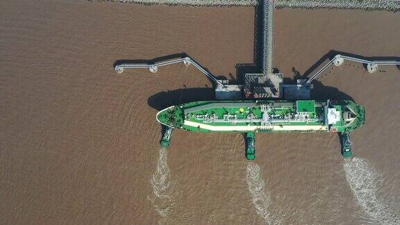 一艘停泊在码头上的液化天然气(LNG)油轮的实时鸟瞰图