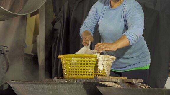 亚洲妇女煮棕榈椰子糖或甘蔗的生产过程原料安帕瓦泰国传统文化的生活方式当地的甜食