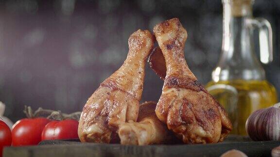 美味的炸鸡腿在切菜板上旋转