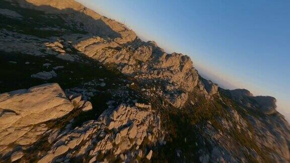 在撒丁岛的花岗岩山脉高速飞行看到美丽日出