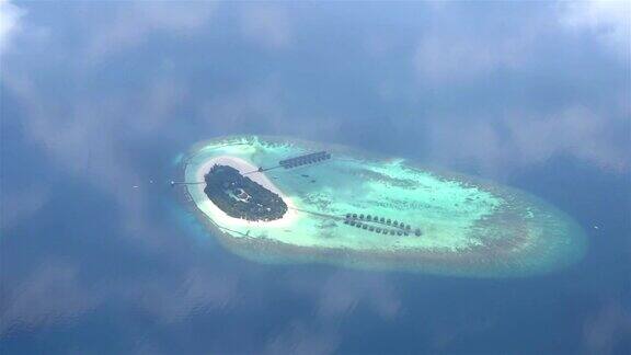 航拍:在美丽的马尔代夫岛上空飞行