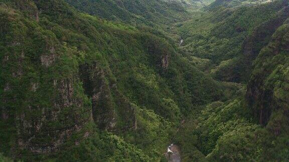 考艾岛上哈纳佩佩山谷的鸟瞰图