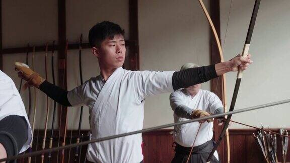 年轻的日本弓箭手练习传统运动弓道