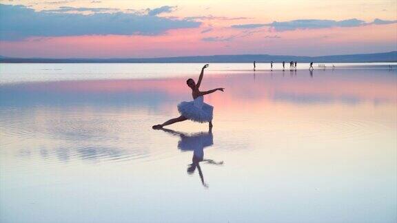 芭蕾舞演员在水面上跳舞