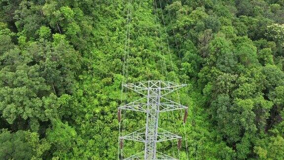 大型输电线路的电线杆穿过农村