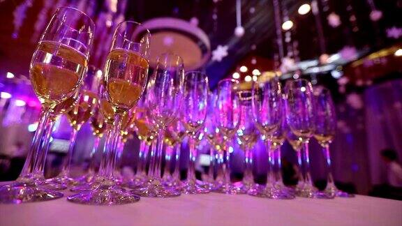 餐厅桌上放香槟的杯子节日桌上放香槟的杯子酒保为香槟和葡萄酒准备的干净杯子