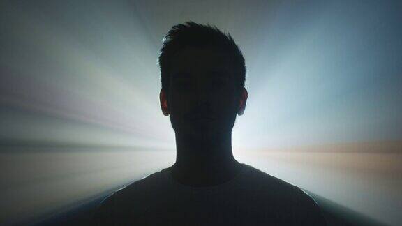 明亮的光线投射在一个男人的身后