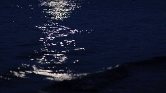 月光映在湖面上
