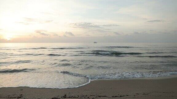 2023年春天佛罗里达州棕榈滩日出时平静的海浪席卷海岸的镜头