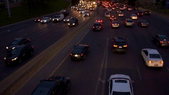在晚高峰时间汽车进入繁忙拥挤的高速公路