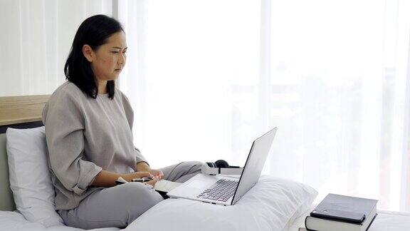 妇女在家生病用笔记本电脑聊天她正在通过视频电话会议与医生进行远程医疗预约使用在线视频聊天应用程序