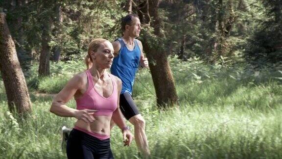 一个男人和一个女人跑过森林