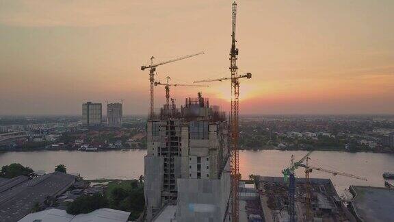 建筑工地的空中日落视图