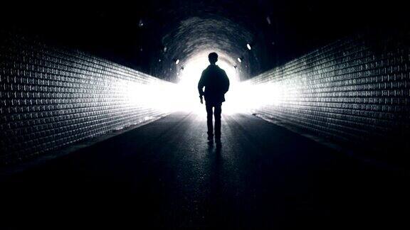 人在黑暗的隧道中走向光明