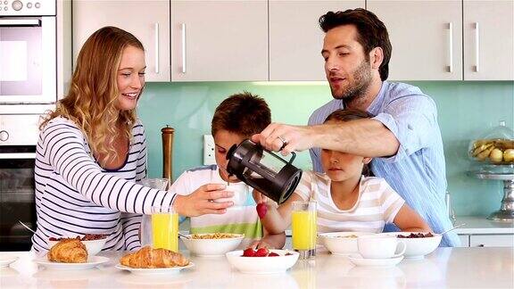 幸福的家庭共进早餐