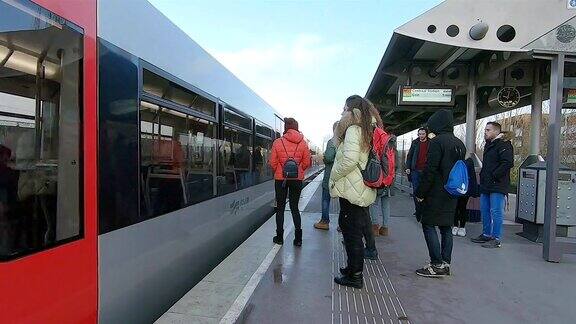 火车到达阿姆斯特丹的地铁站