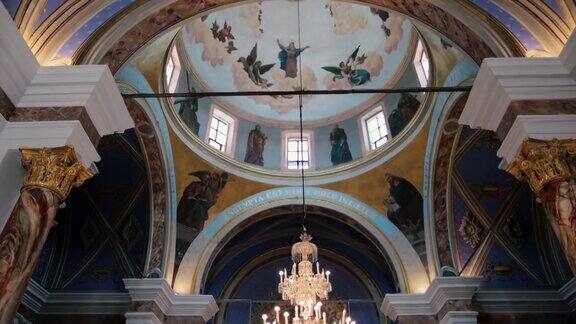 教堂的内景教堂天花板上的光束