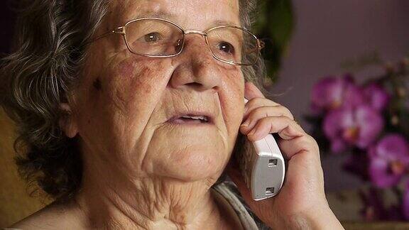 退休的老妇人在讲电话