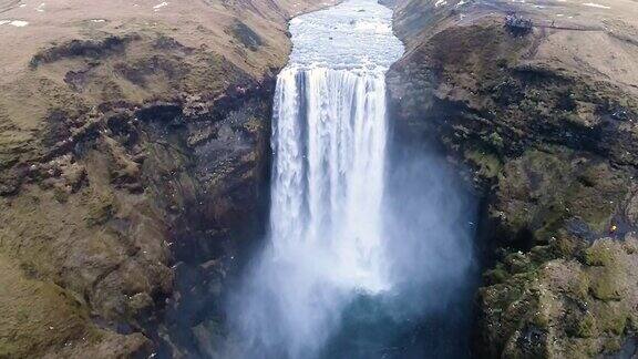 用无人机飞越冰岛著名的斯科加瀑布