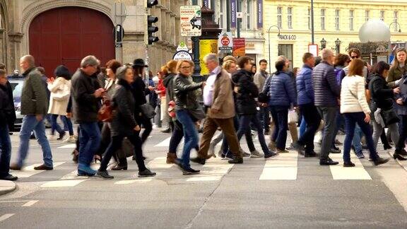 在维也纳人们正在过马路