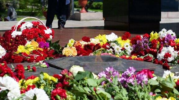 在怀念和哀悼的日子里祭坛上摆放着许多不同的花束