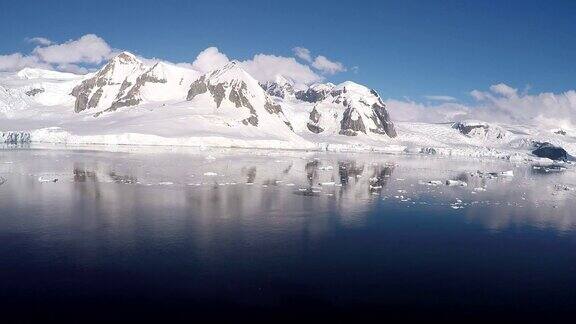 在南极半岛的冰山和山脉之间航行