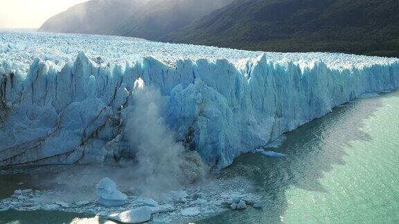 阿根廷巴塔哥尼亚ElCalafate的LosGlaciares国家公园里的佩里托·莫雷诺冰川冰块崩塌入水中