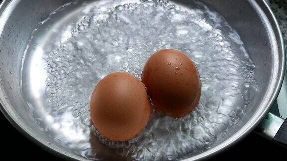 在锅里沸水煮鸡蛋