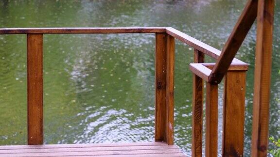 部分木制栏杆的空码头在流动的河流背景在美丽平静的夏日宁静