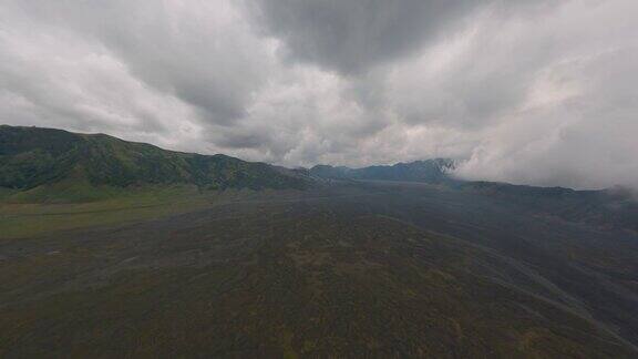 空中高度全景视图火山黑砂熔岩场在野生山