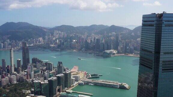 从九龙鸟瞰香港岛