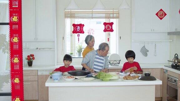 春节时老老少少一起在厨房工作