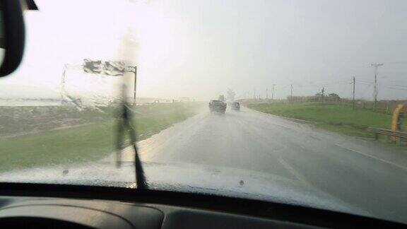 雨中公路旅行与挡风玻璃在雨中驾驶4K