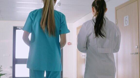 在医院护士和医生走过走廊的背影照片医院工作人员