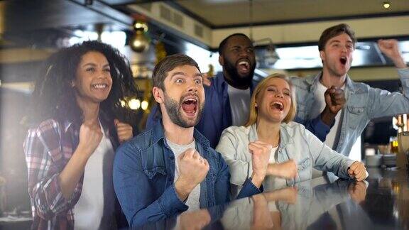 一群体育爱好者在酒吧观看比赛庆祝自己喜欢的球队的胜利