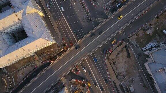 俄罗斯日落天空莫斯科市中心交通路口航拍下4k全景图