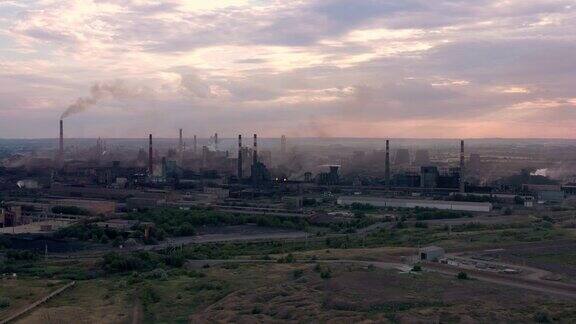 无人机拍摄的工业城市附近的水源工厂管烟囱烟雾污染