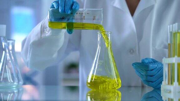 化学家浇注黄色物质试管汽油质量分析实验