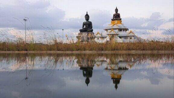 泰国颂卡佛教省的一尊佛像的落日景象