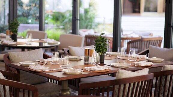 美食餐厅最小设计的餐桌设置在豪华餐厅为顾客准备的简单而优雅的餐桌