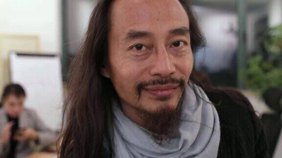 中国商人长头发的肖像