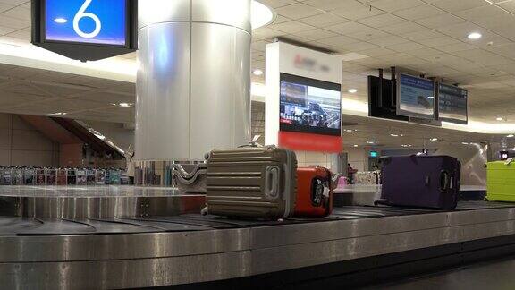 旅客的行李在机场的行李传送带上移动