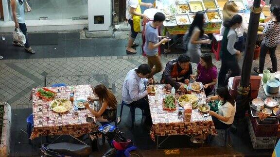 在曼谷的人行道上用餐