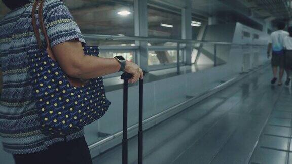 在机场携带行李的亚洲乘客