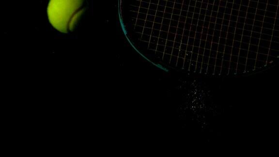 网球拍在黑色背景上击球