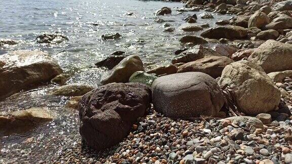 放松平静的海浪和海滩上的岩石